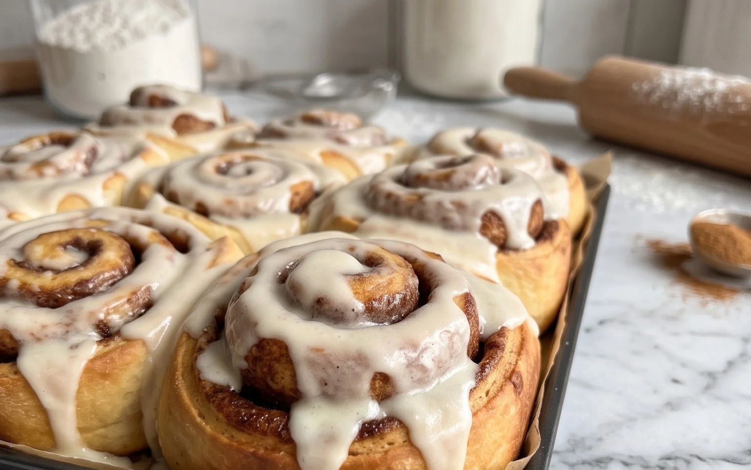 Cinnamon Rolls mit Frischkäse Topping: Saftig & Lecker